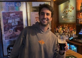 Santiago Merediz con una pinta de Guinness en un bar de Dublín.