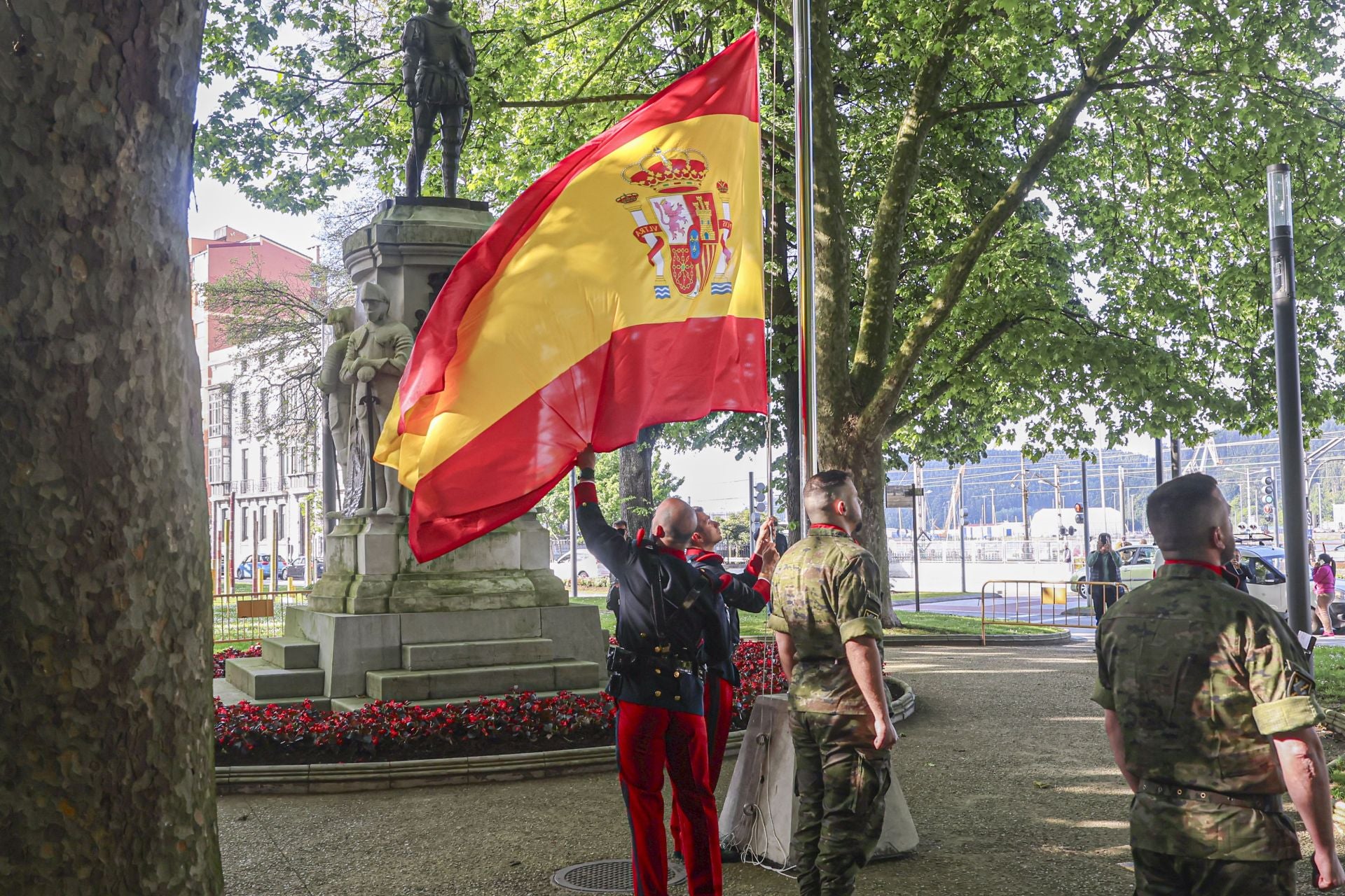 Así fue el arriado de la bandera de España en Avilés