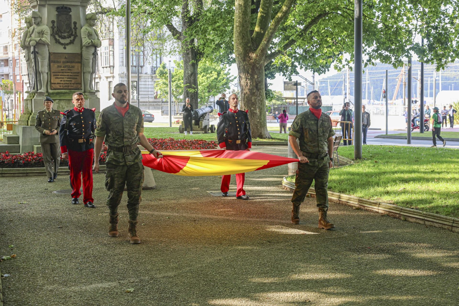 Así fue el arriado de la bandera de España en Avilés