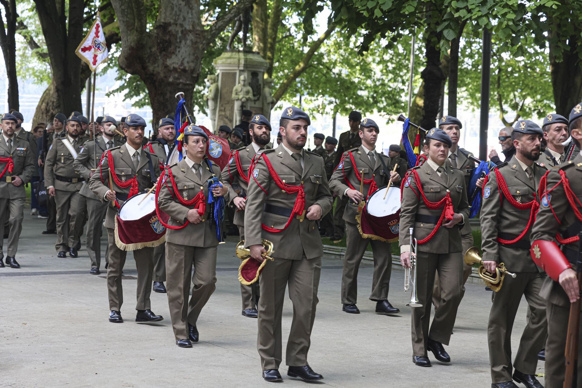 Así fue el arriado de la bandera de España en Avilés