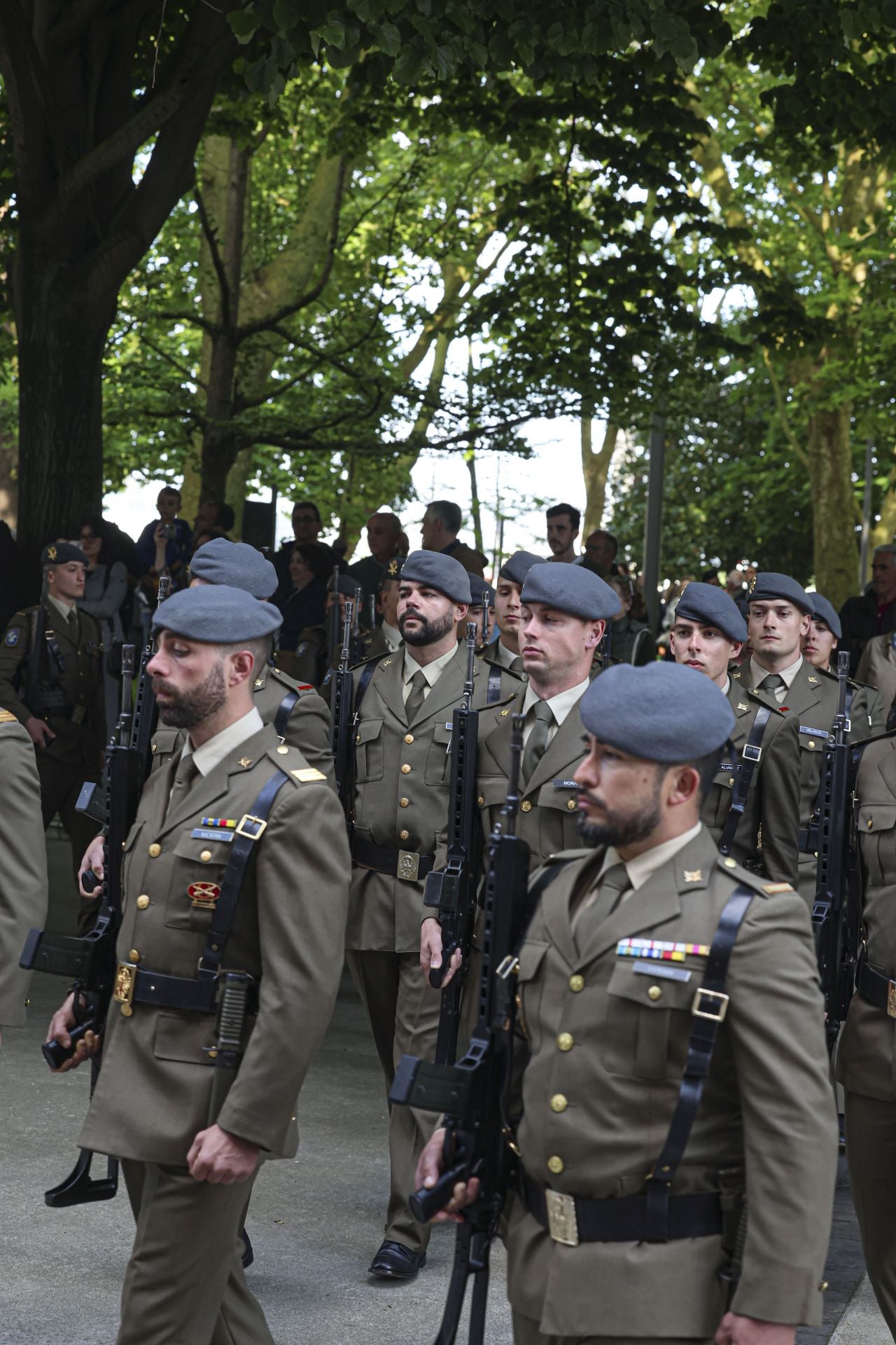 Así fue el arriado de la bandera de España en Avilés