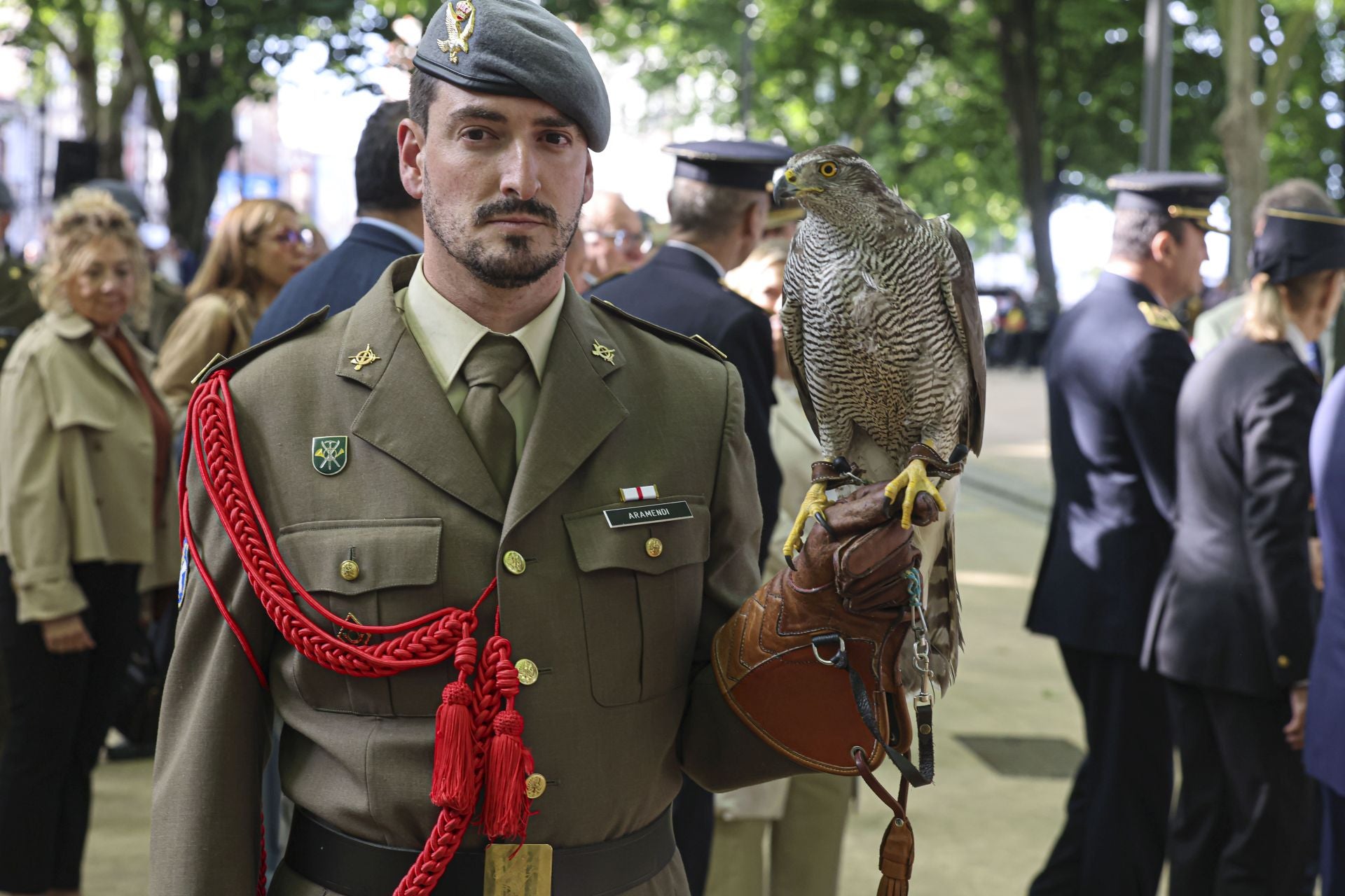 Así fue el arriado de la bandera de España en Avilés