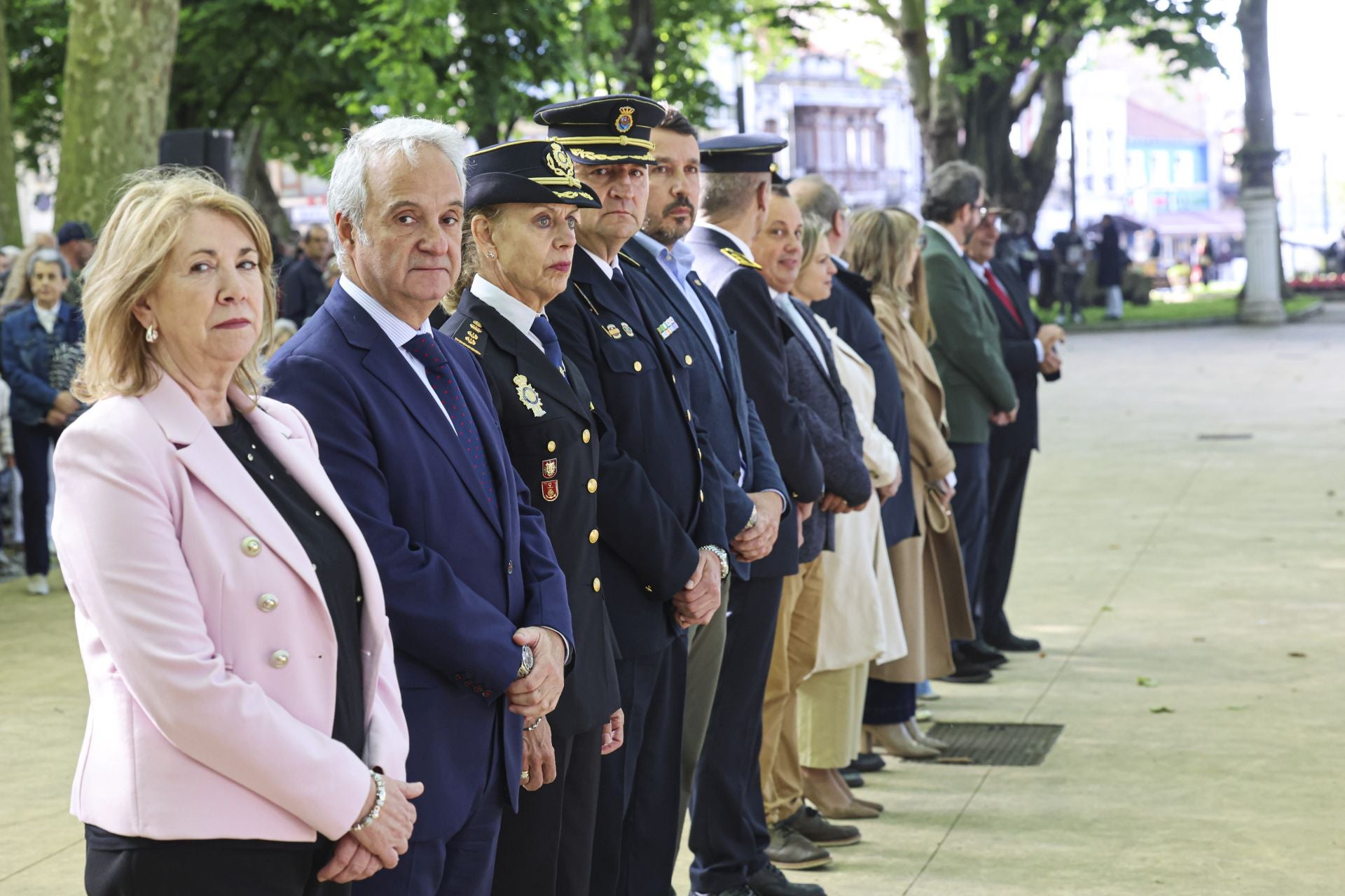 Así fue el arriado de la bandera de España en Avilés