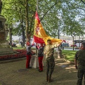 Arriado de la bandera que ondeaba frente a la escultura de Pedro Menéndez.