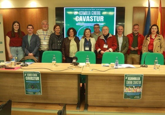 La alcaldesa, concejales y los representantes del Gobierno del Principado posan con los representantes de las asociaciones de vecinos durante la asamblea general de Cavastur en la que se nombró un nueva junta directiva.