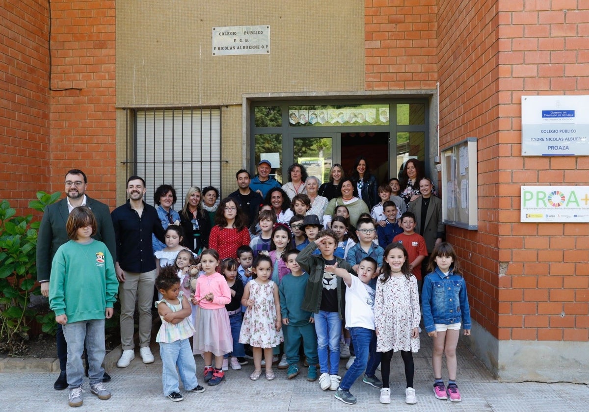 Proaza «abraza» los 50 años de historia de su colegio público