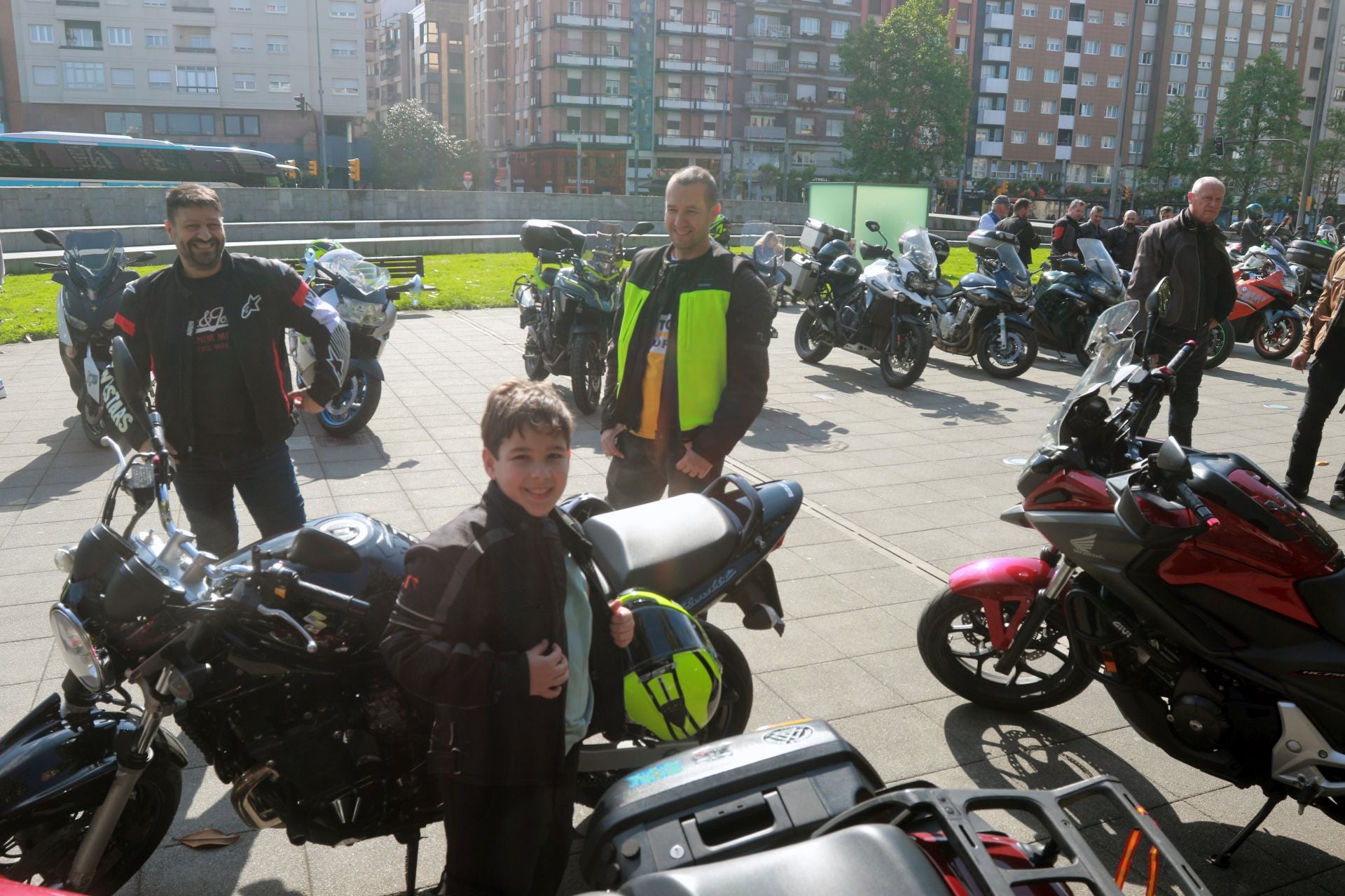 Más de 500 motoristas marchan en Gijón a favor de la ELA