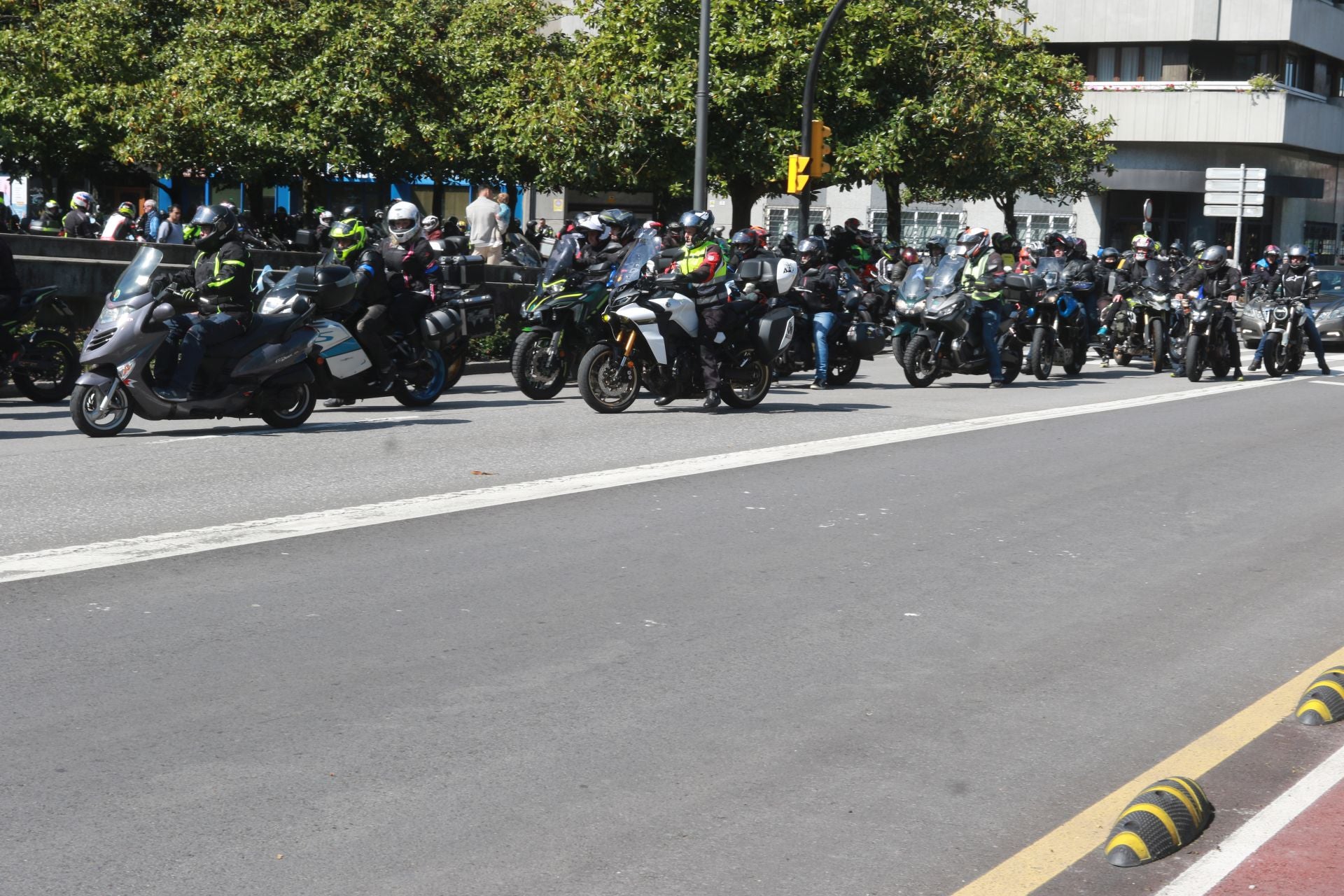 Más de 500 motoristas marchan en Gijón a favor de la ELA