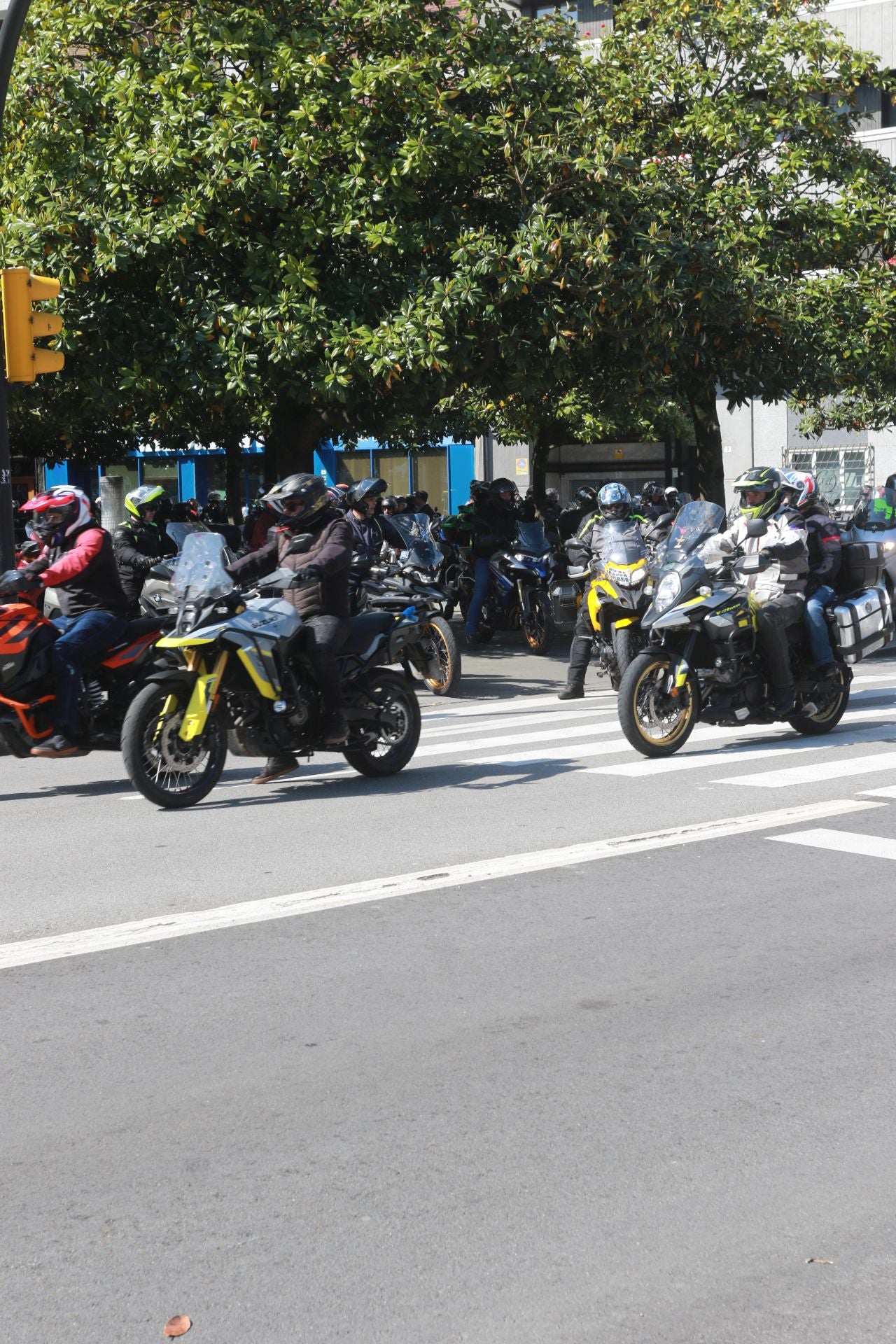 Más de 500 motoristas marchan en Gijón a favor de la ELA