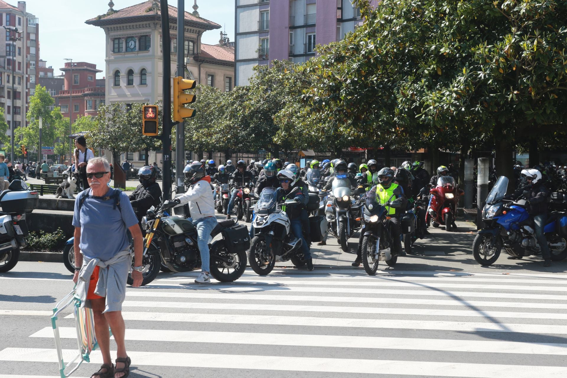 Más de 500 motoristas marchan en Gijón a favor de la ELA