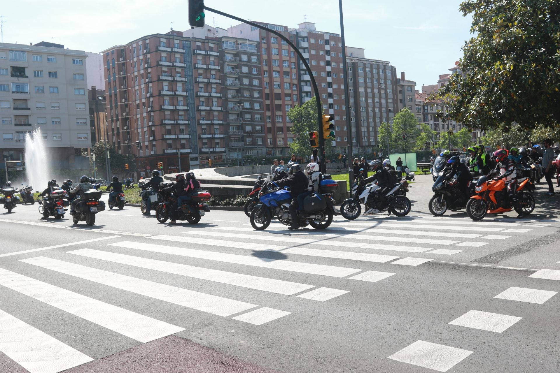 Más de 500 motoristas marchan en Gijón a favor de la ELA