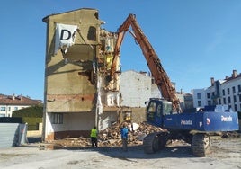 Trabajadores de la empresa Dicar, derribando el edificio junto al aparcamiento de La Oliva