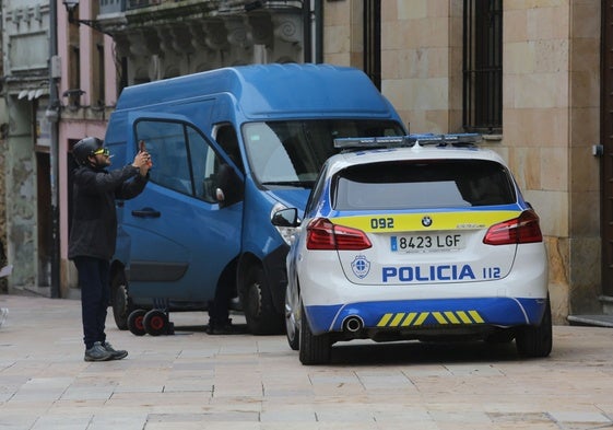 Un coche de la Policía Local, delante de un furgón de reparto a un lado de la Casa Consistorial.