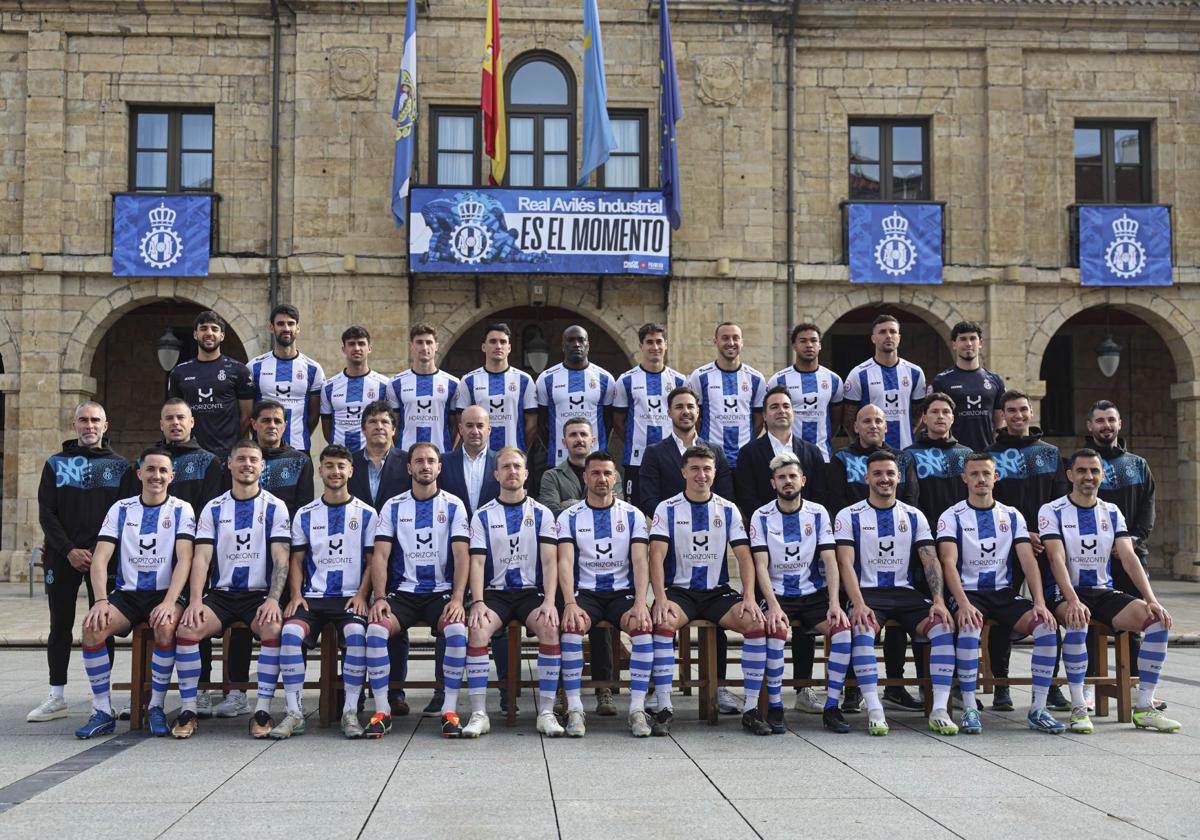 El Real Avilés aprovechó la decoración del consistorio para realizar la foto oficial de la temporada frente al Ayuntamiento de Avilés.