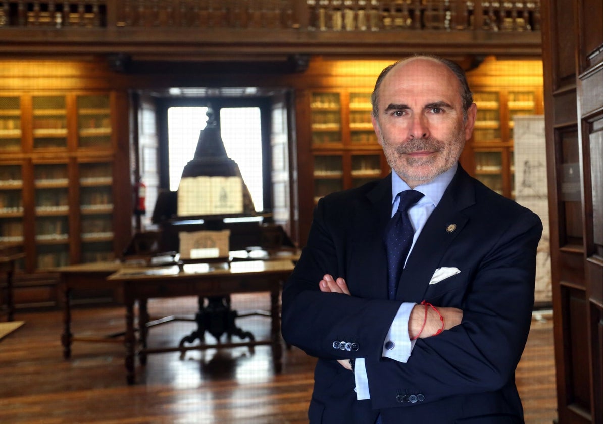 El rector, Ignacio Villaverde, en la Biblioteca del Edificio Histórico de la Universidad de Oviedo.
