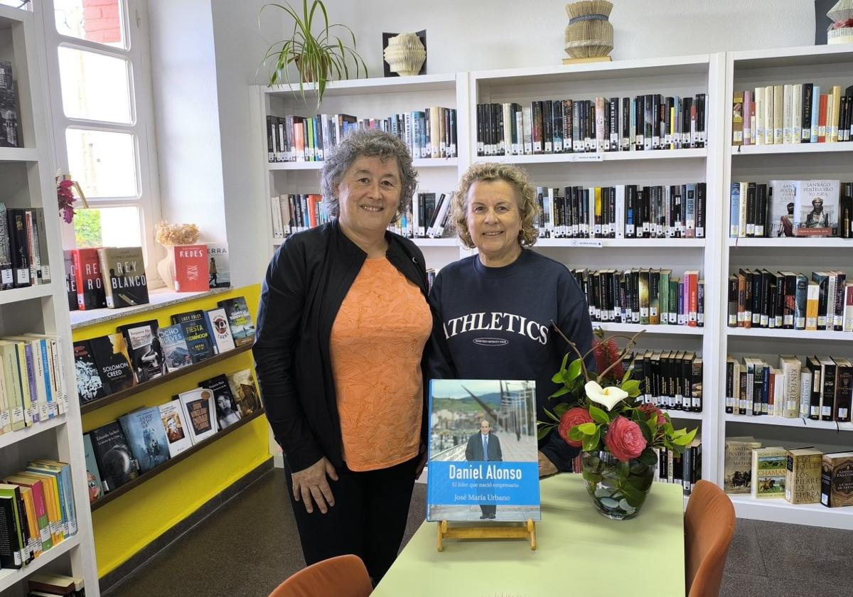 Eva Pérez Alonso, a la izquierda, y Gema Pérez, el jueves en la biblioteca de Busto.