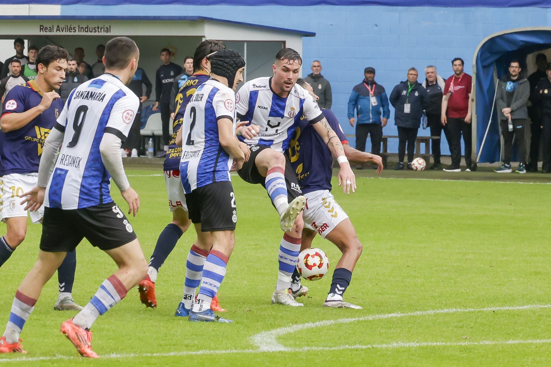 Locura en el Suárez Puerta: el Real Avilés sueña con el ascenso