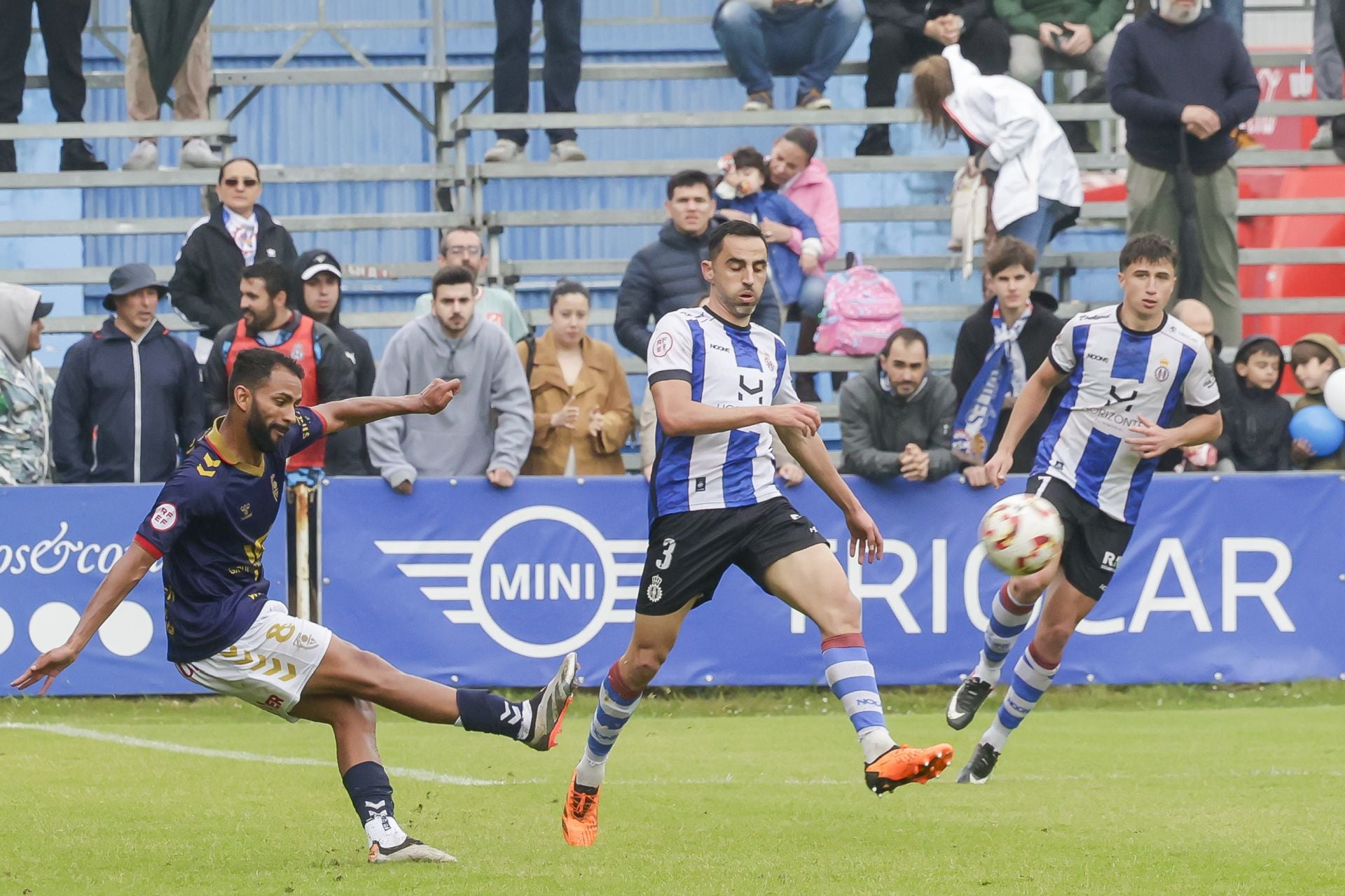 Locura en el Suárez Puerta: el Real Avilés sueña con el ascenso