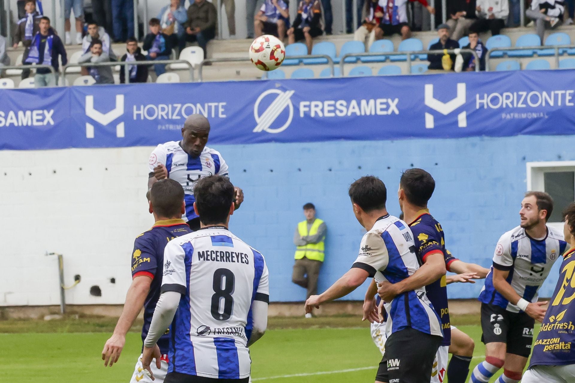 Locura en el Suárez Puerta: el Real Avilés sueña con el ascenso