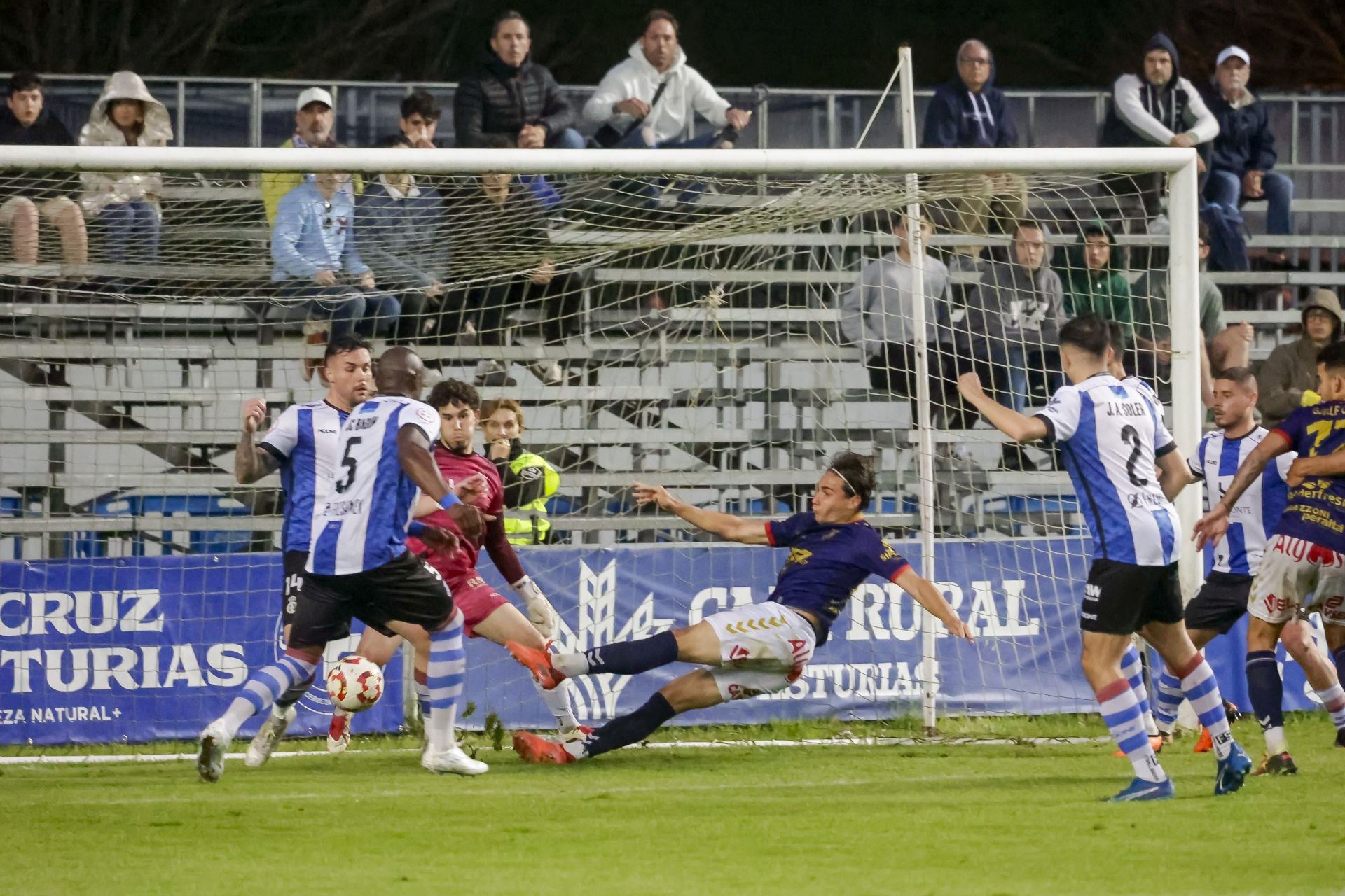 Locura en el Suárez Puerta: el Real Avilés sueña con el ascenso