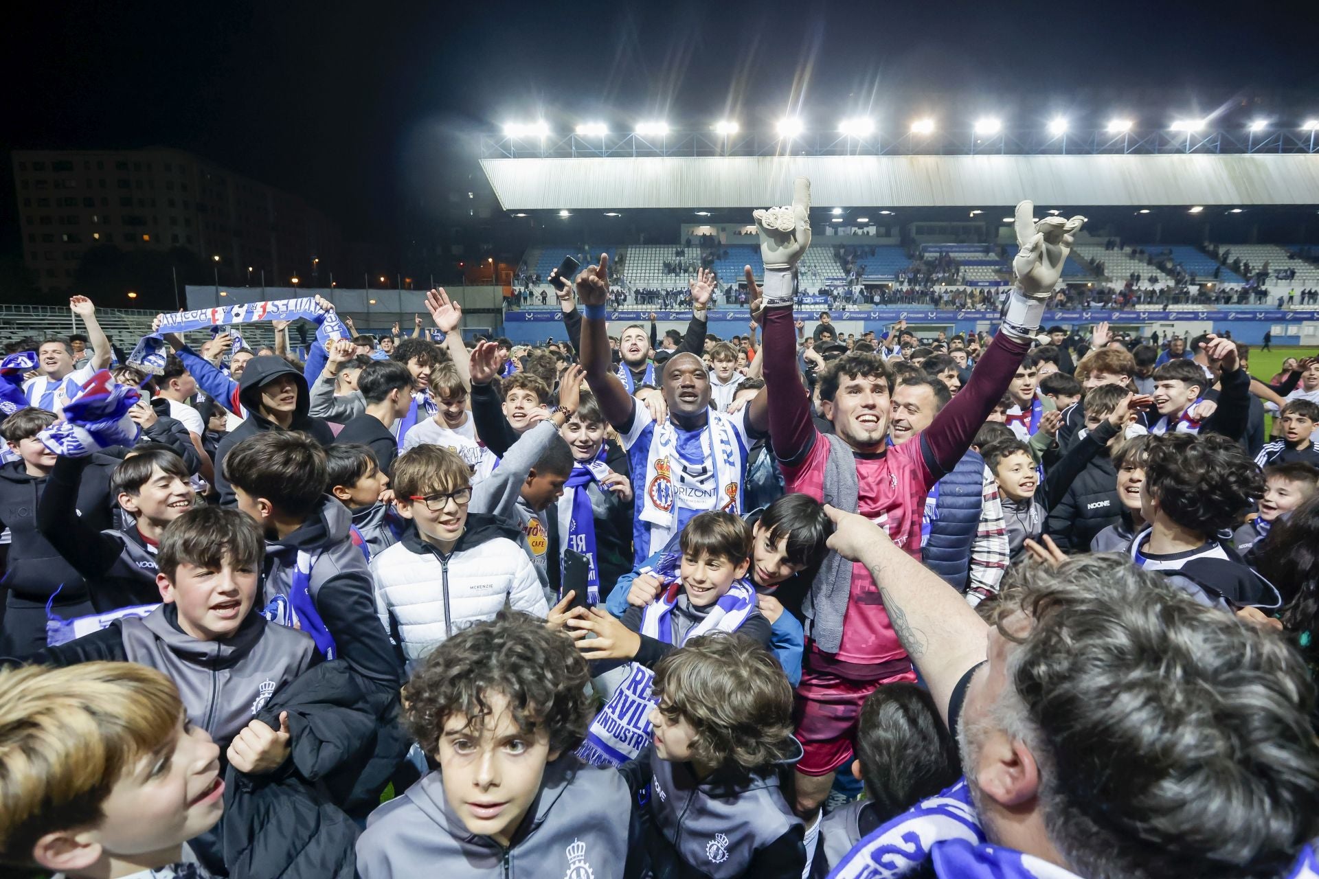 Locura en el Suárez Puerta: el Real Avilés sueña con el ascenso