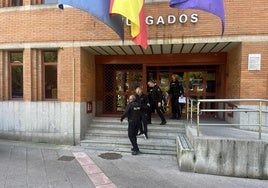 La Policía Nacional escolta al hombre acusado de arrojar a otro por una ventana.