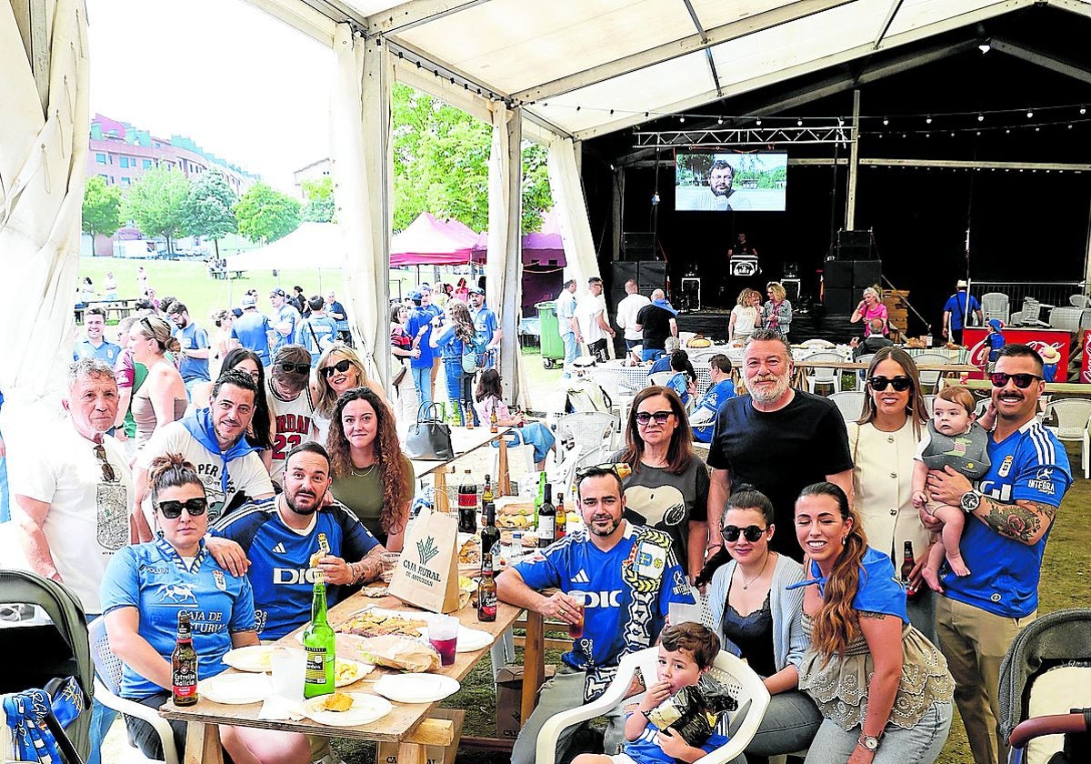 Muchos familiares y amigos compartieron mesa en las fiestas de 'La Alegría'.