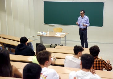 Alumnos y profesor en una de las clases de la Escuela Politécnica de Ingeniería, en Gijón.