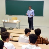 Alumnos y profesor en una de las clases de la Escuela Politécnica de Ingeniería, en Gijón.