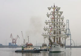 El buque escuela de la Marina de México, 'Cuauhtémoc', durante la maniobra de atraque en El Musel, con los cadetes en las vergas y aparejos de la nave.