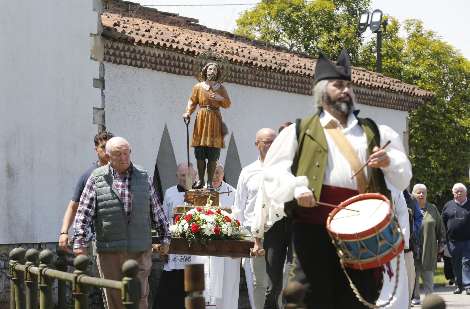 Granda cierra sus fiestas en Gijón con una concurrida procesión y un emotivo homenaje a sus mayores