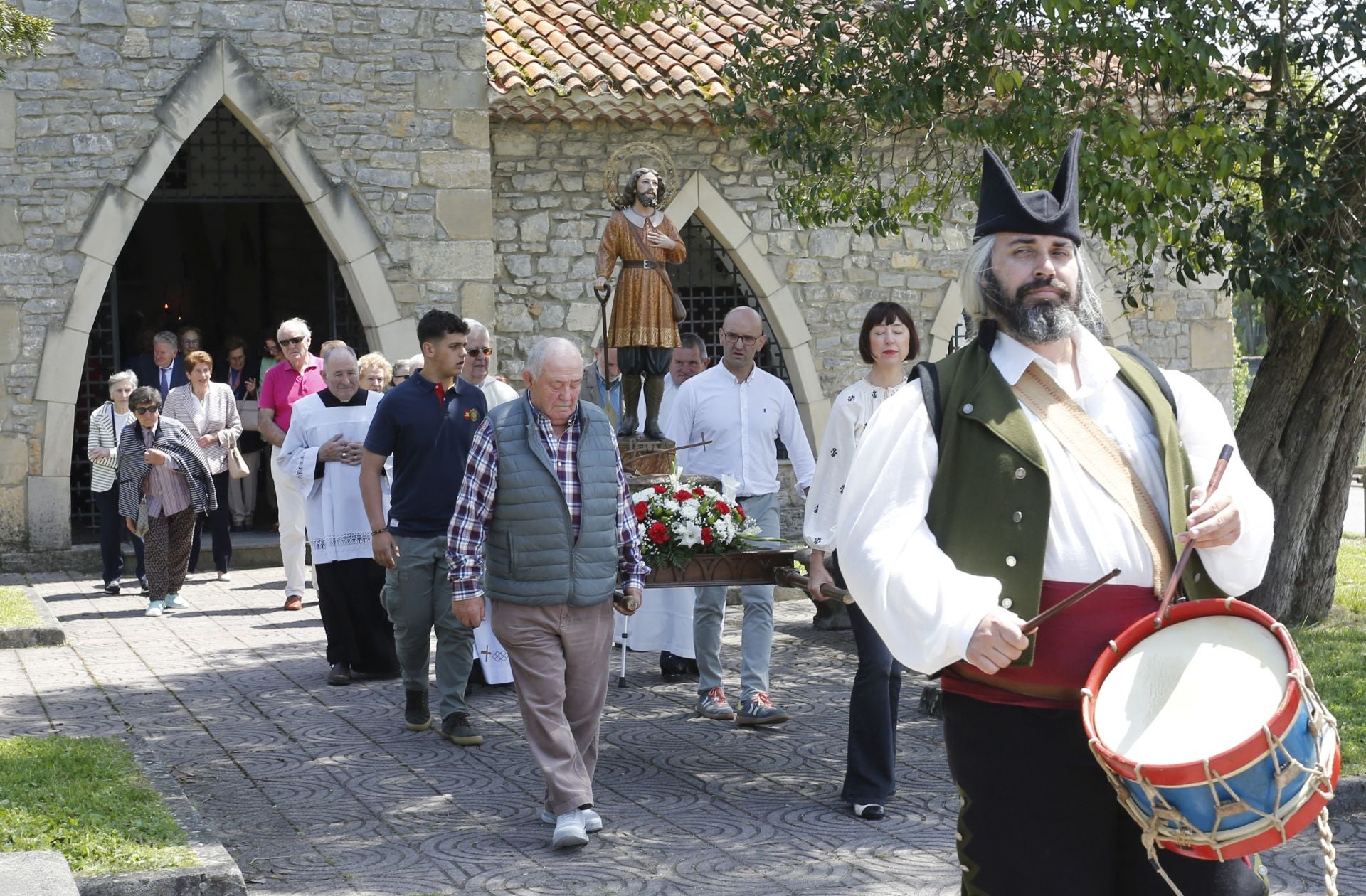 Granda cierra sus fiestas en Gijón con una concurrida procesión y un emotivo homenaje a sus mayores