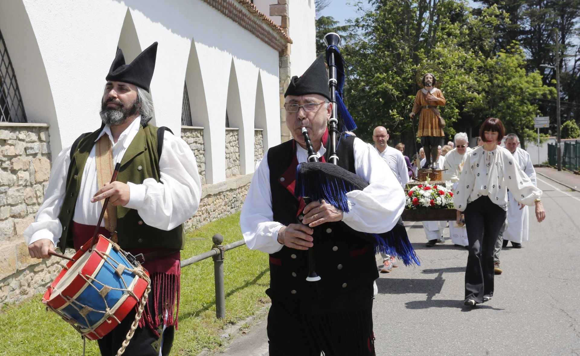 Granda cierra sus fiestas en Gijón con una concurrida procesión y un emotivo homenaje a sus mayores