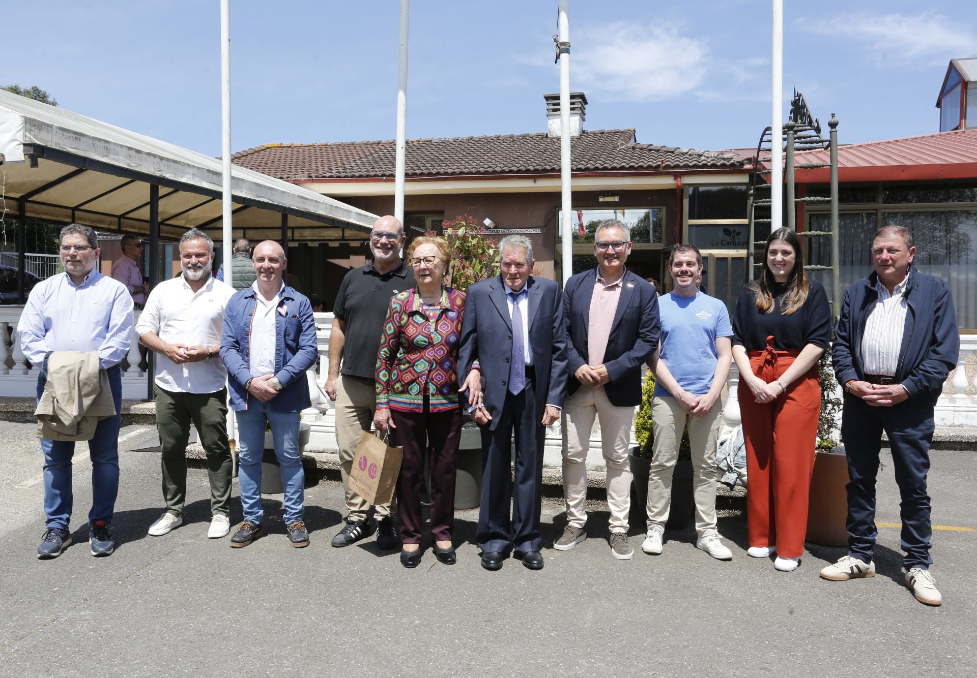 Granda cierra sus fiestas en Gijón con una concurrida procesión y un emotivo homenaje a sus mayores