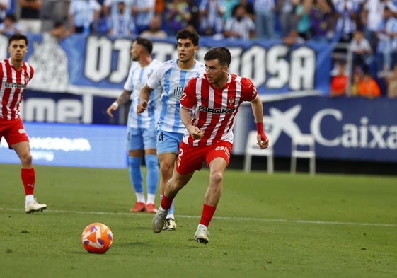 Guille Rosas, este sábado, durante una acción del partido contra el Málaga.