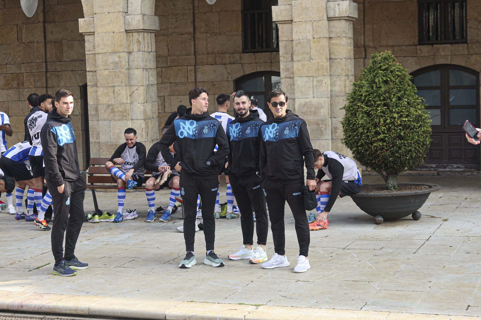 En plena calle y con aficionados: así se ha hecho el Real Avilés la foto oficial de la temporada