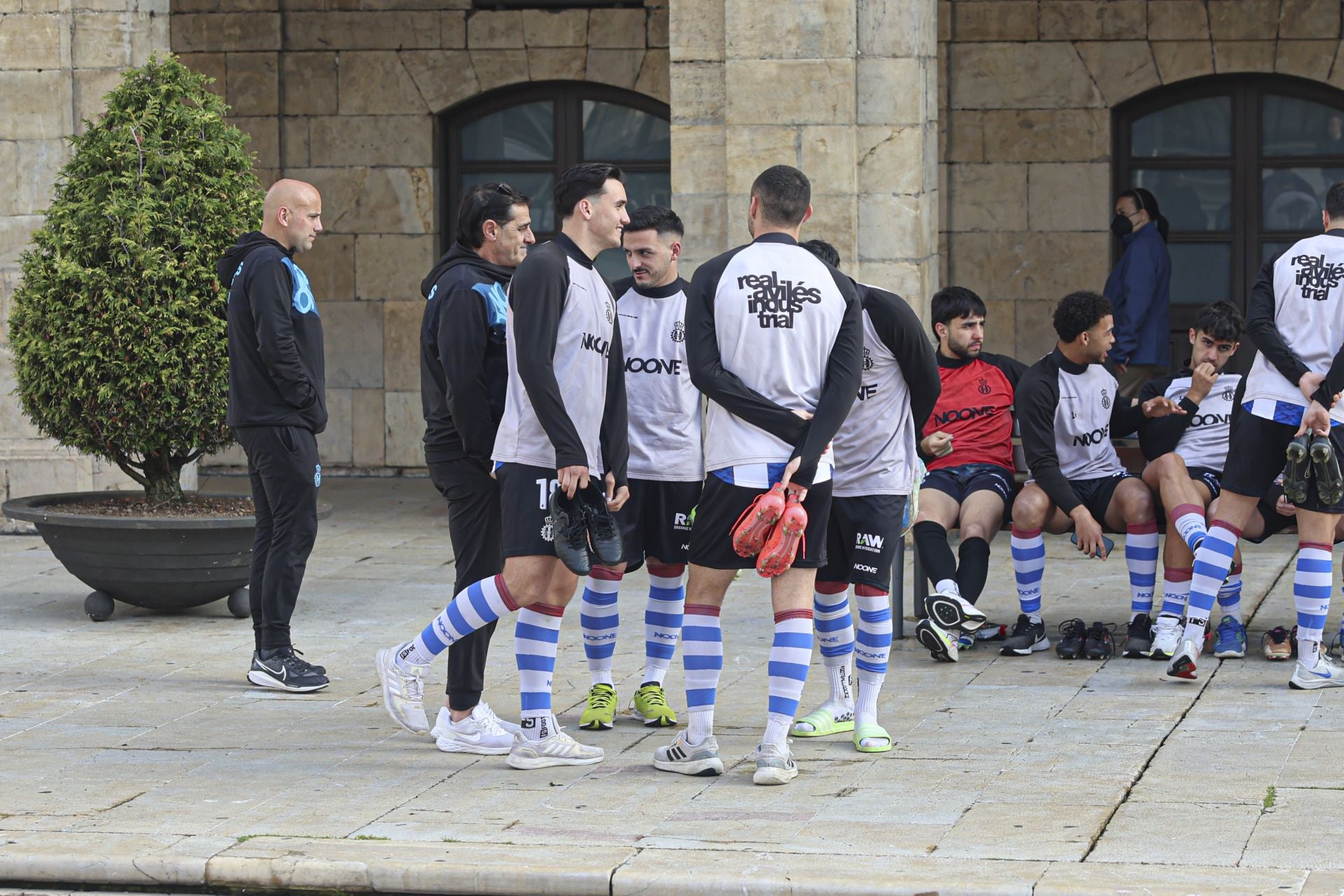 En plena calle y con aficionados: así se ha hecho el Real Avilés la foto oficial de la temporada