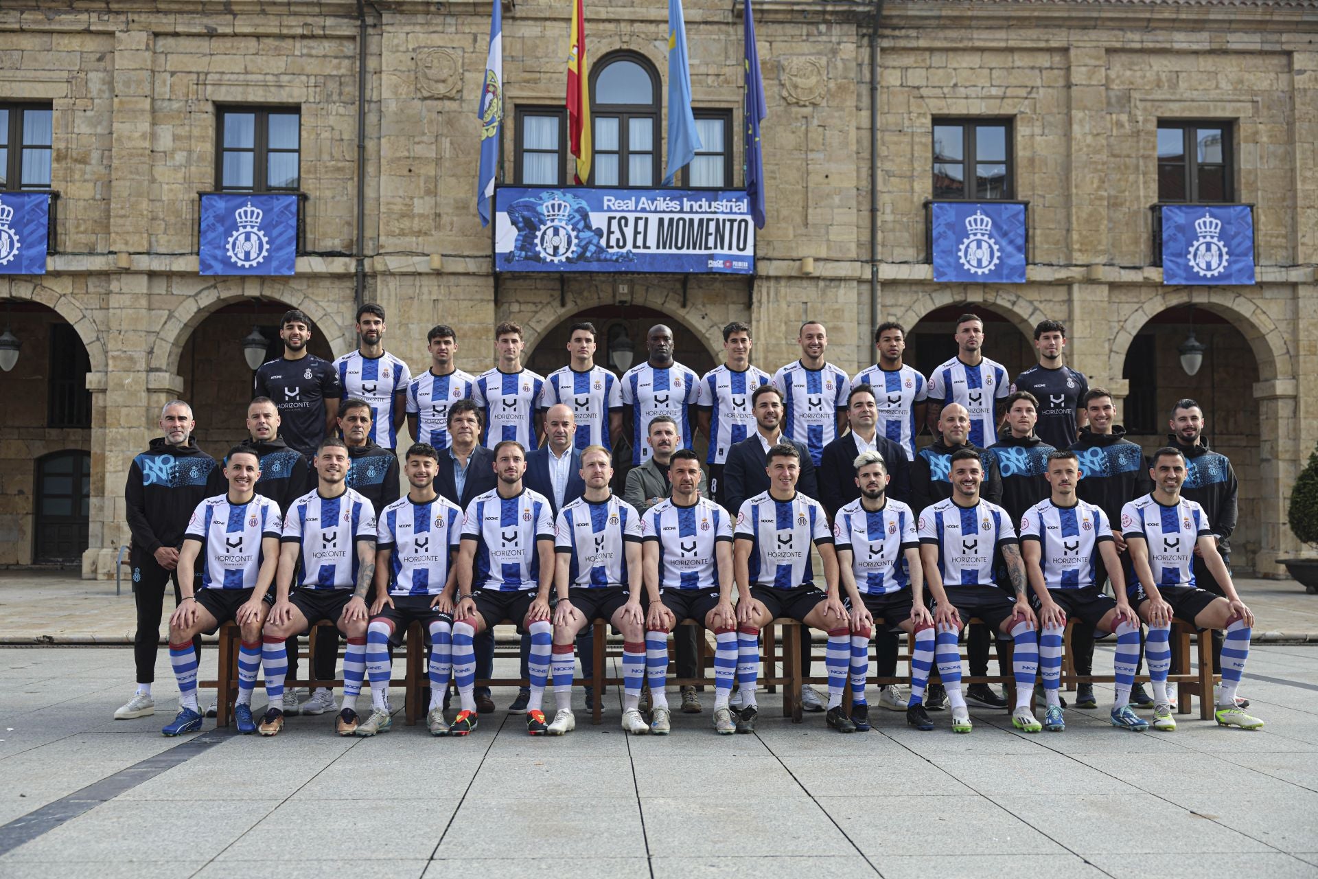 En plena calle y con aficionados: así se ha hecho el Real Avilés la foto oficial de la temporada