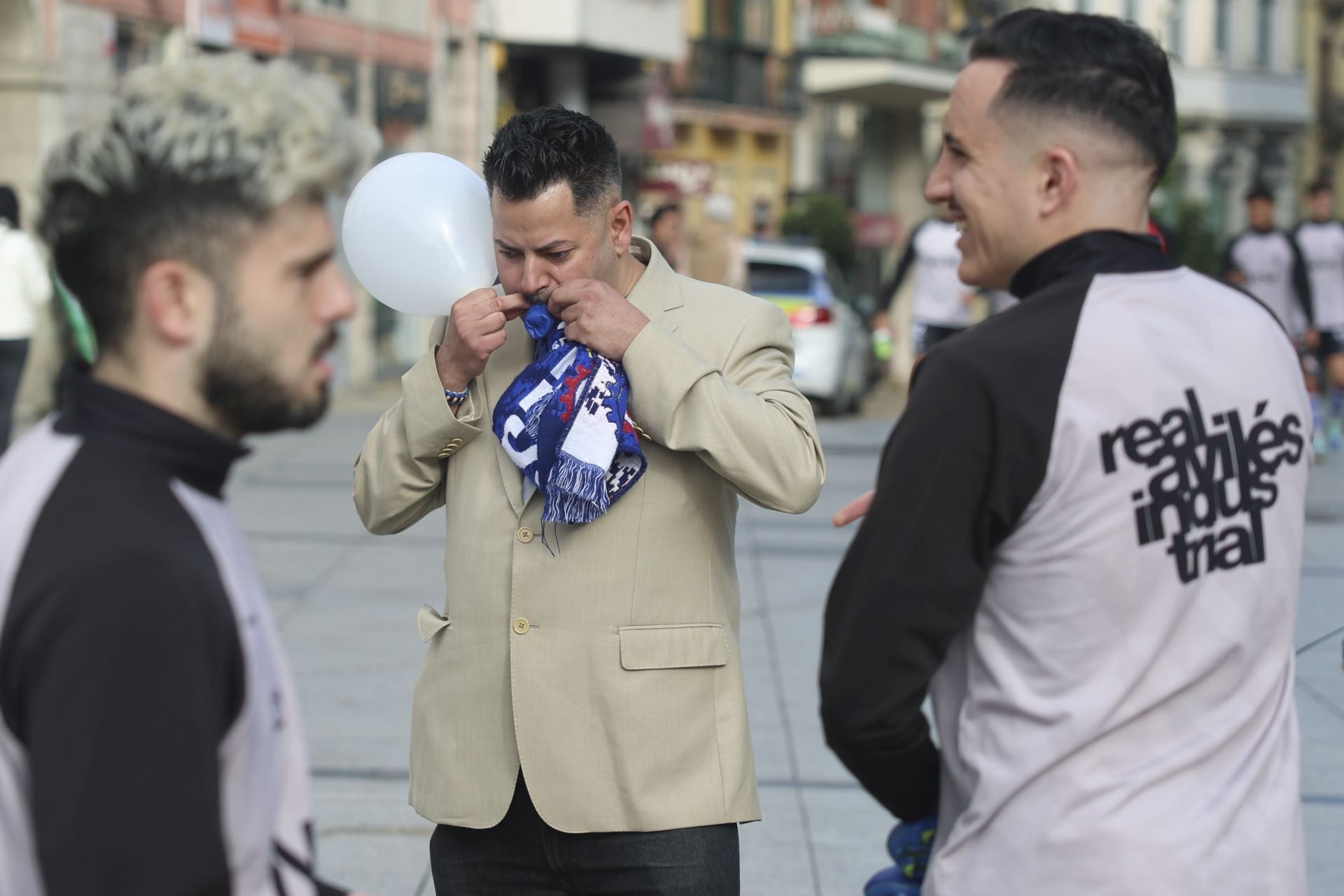 En plena calle y con aficionados: así se ha hecho el Real Avilés la foto oficial de la temporada