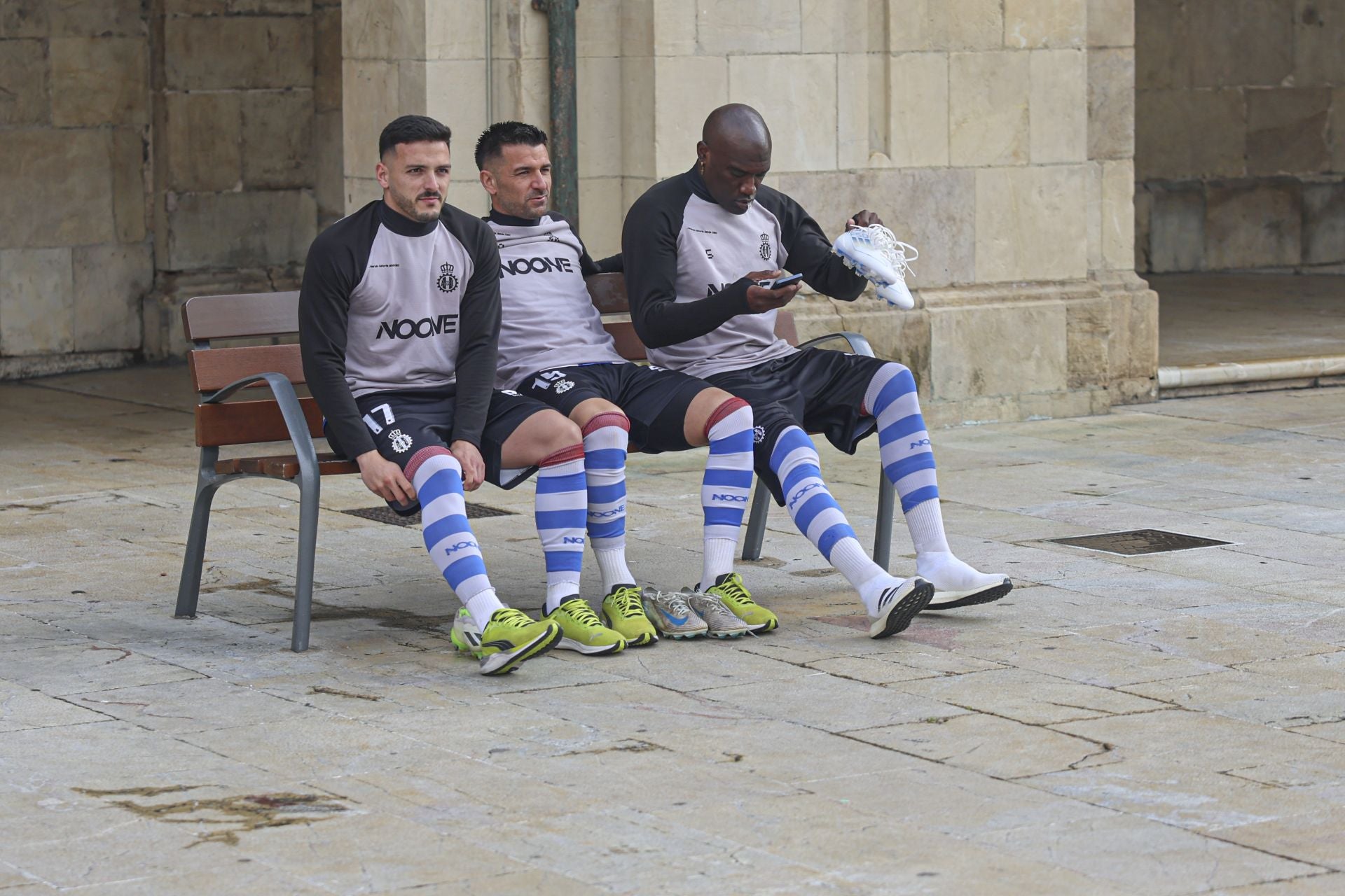 En plena calle y con aficionados: así se ha hecho el Real Avilés la foto oficial de la temporada