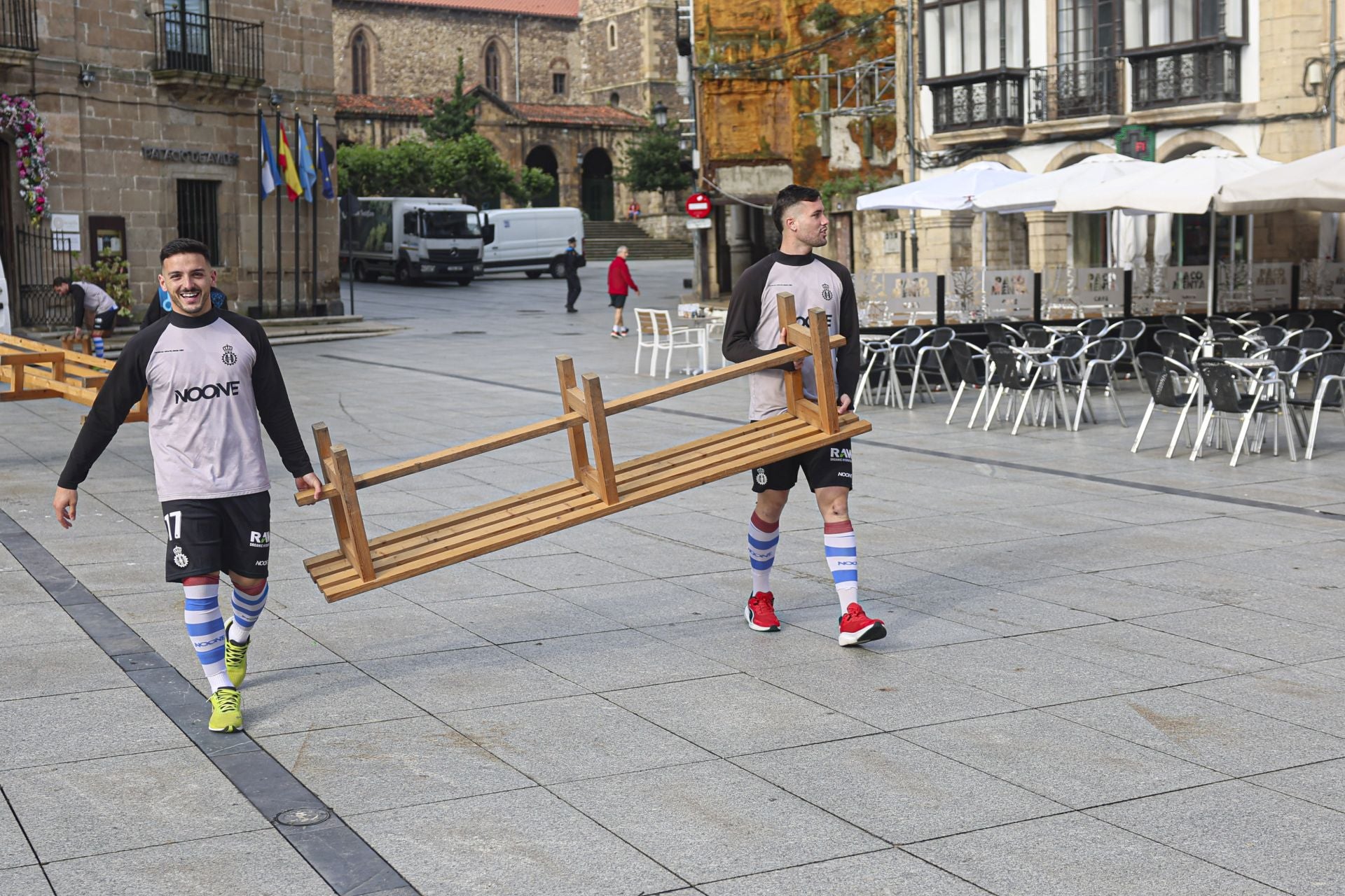 En plena calle y con aficionados: así se ha hecho el Real Avilés la foto oficial de la temporada