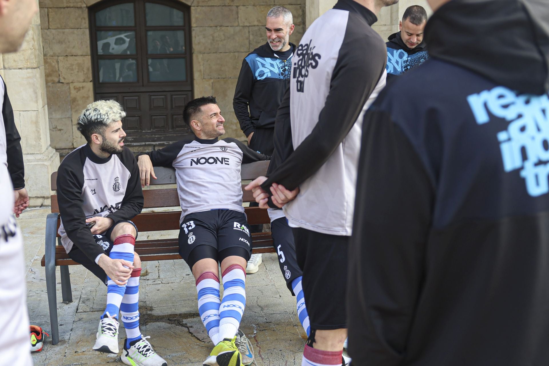 En plena calle y con aficionados: así se ha hecho el Real Avilés la foto oficial de la temporada