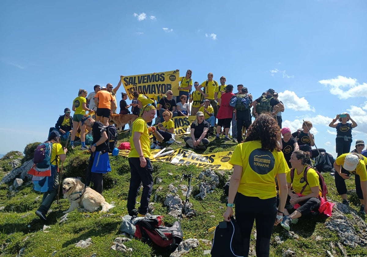 Miembros de la plataforma contra las prospecciones en Peñamayor, este domingo, en El Texíu (Bimenes).