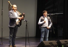 El gaitero y director del concurso, Valentín Fuente, junto al joven Jairo Pérez, de Piloña