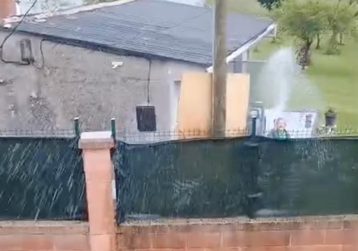 «El vecino rabioso nos acosa ahora con manguerazos de agua», se quejan en Feleches, en Siero