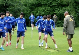 Cardero y Nacho Vidal, detrás, hacen un ejercicio mientras se preparan De la Hoz y Lucas, en el entrenamiento de ayer.