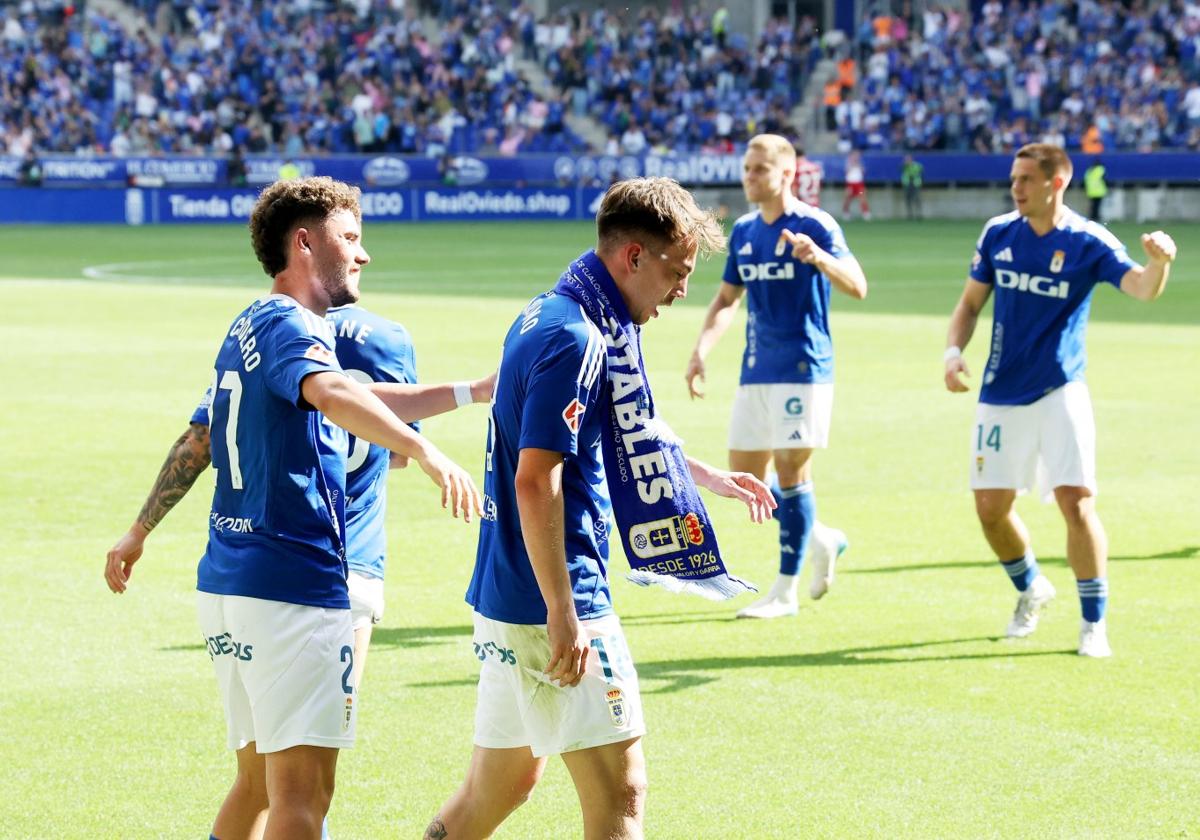 Paulino es felicitado por Álex Cardero tras marcar el gol de la victoria del pasado domingo.