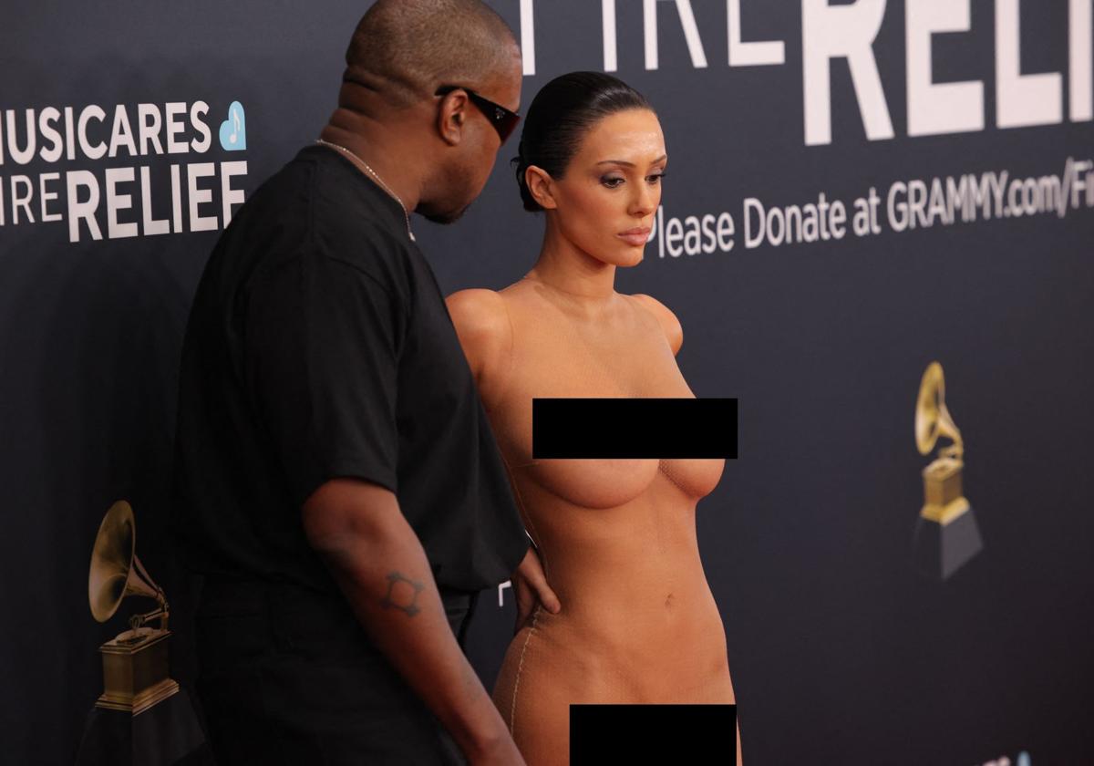 Bianca Censori y su polémica falta de ropa para pasear por las calles de Mallorca
