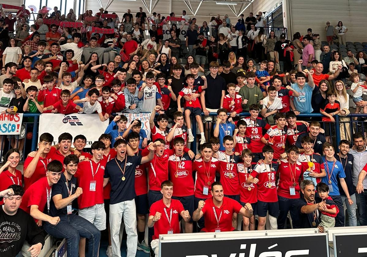 Jugadores, cuerpo técnico y afición, unidos en la celebración del pase al Campeonato de España infantil.
