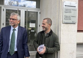 El alcalde de Siero, Ángel García, 'Cepi', con su abogado, Luis Tuero (izquierda).